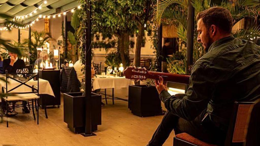 Una noche en el restaurante El Patio del Pali con el guitarrista en vivo.