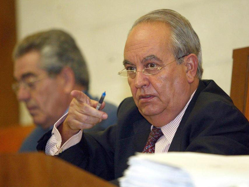 El entonces presidente de las Cortes de Castilla y León, Manuel Estella, da la palabra a un procurador durante un pleno en el castillo de Fuensaldaña, en septiembre de 2002