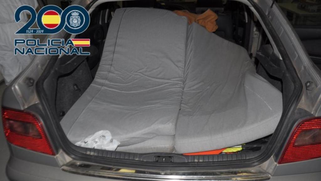 Interior del vehículo del detenido.
