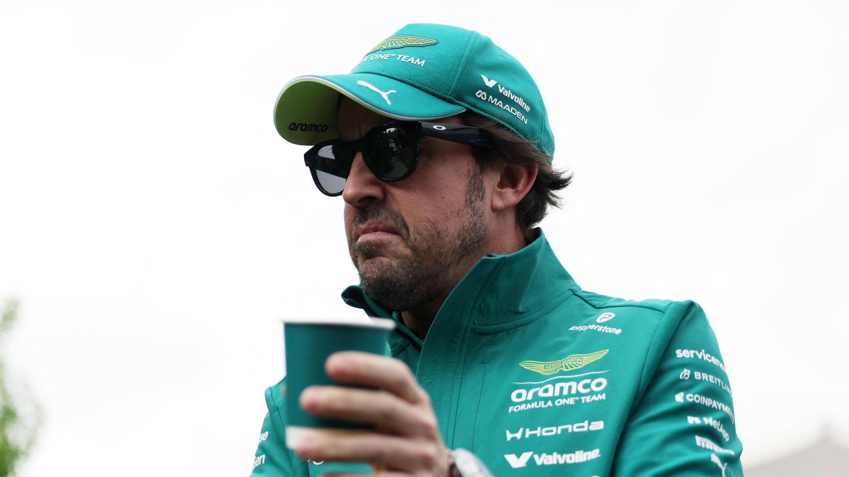 Fernando Alonso con la ropa de Aston Martin.