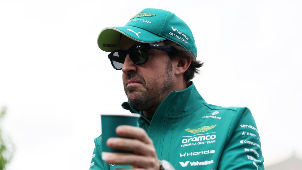 Fernando Alonso con la ropa de Aston Martin.