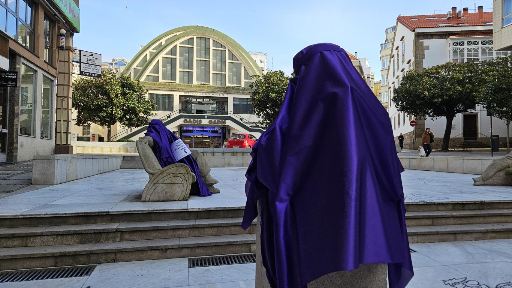 Esculturas cubiertas en la plaza del Humor de A Coruña.