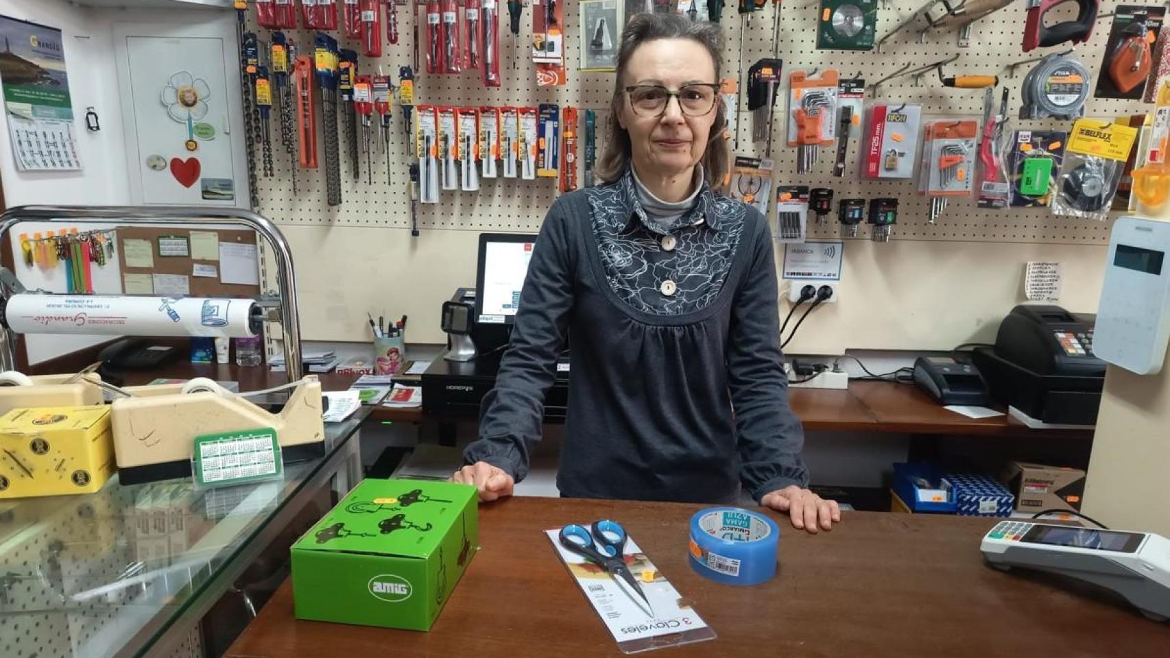María José Grandío, rodeada de artículos que vende en su ferretería de O Castrillón.
