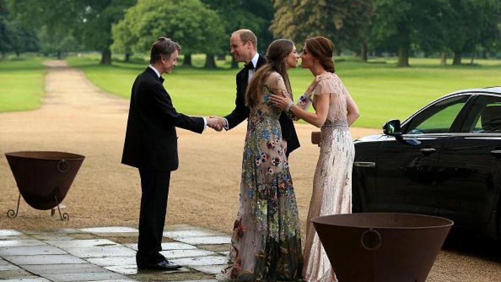 Los Príncipes de Gales saludan a los Marqueses de Cholmondeley.