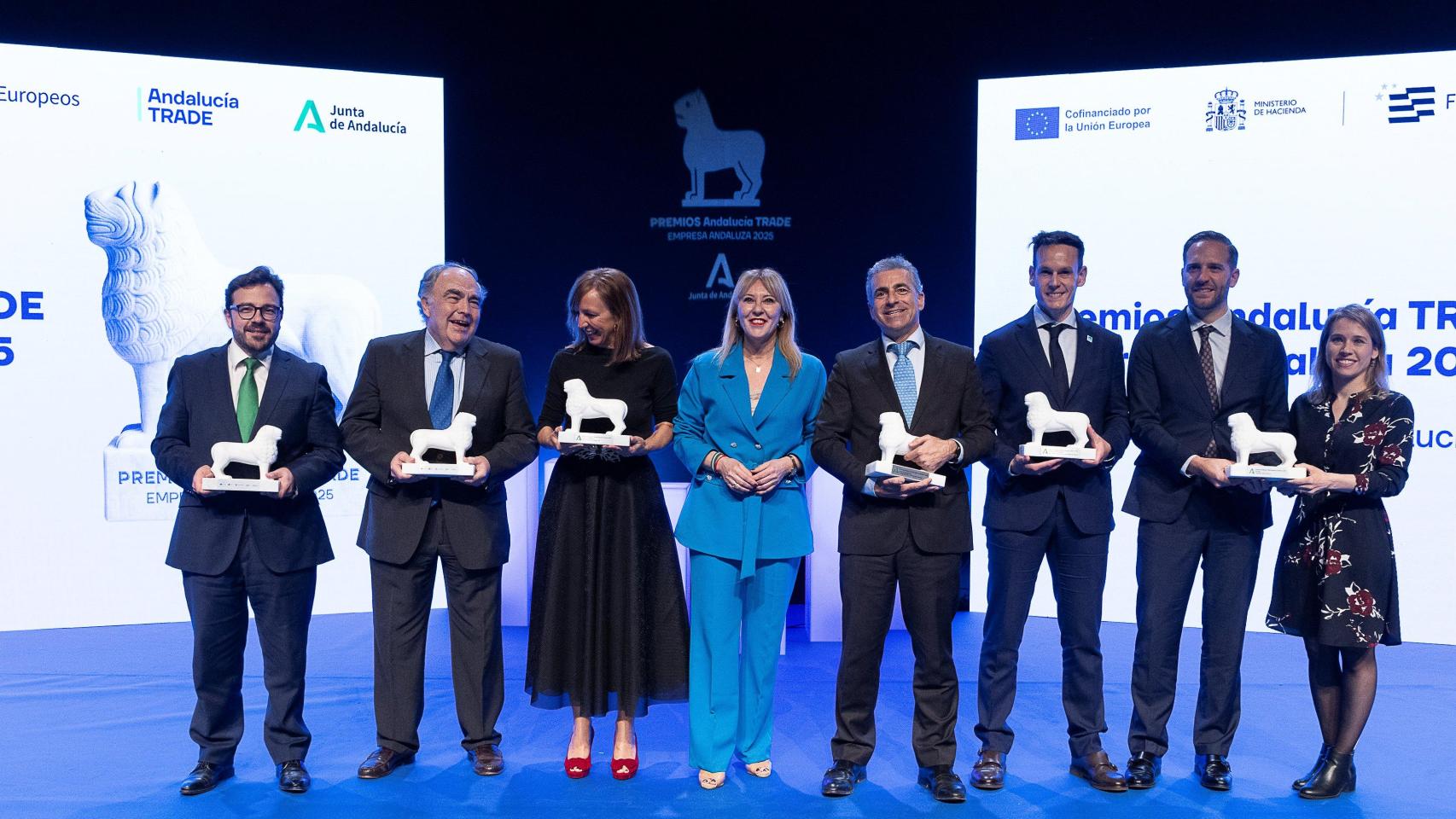 Foto de familia de los premiados.