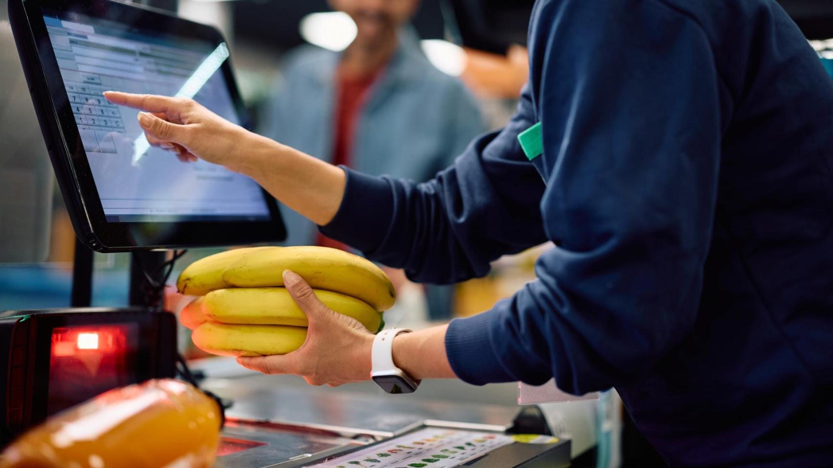 Una cajera de supermercado
