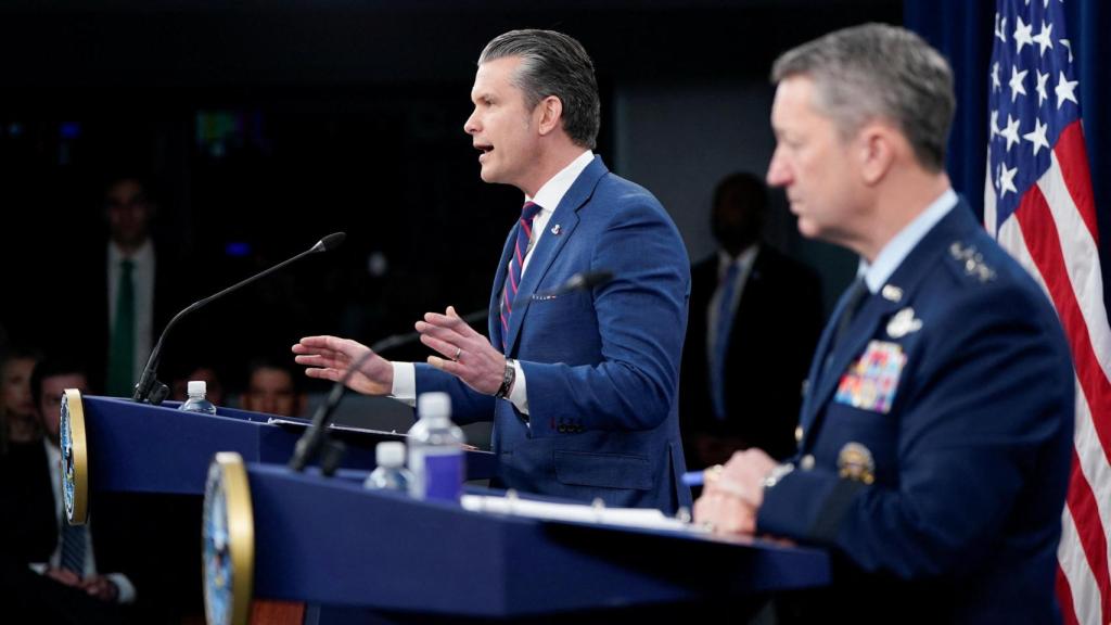 El secretario de Defensa, Pete Hegseth y el general Dan Caine informan sobre la evolución de la guerra en Irán.