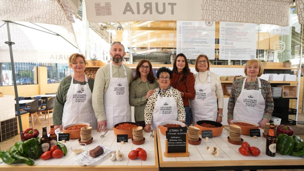 Los participantes con Anabel Navas de MiCub y María Herrero de Turia. Emma Ferrer