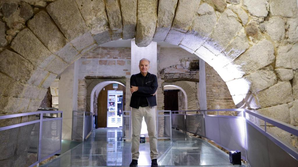El arqueólogo Arturo Ruiz Taboada posa para este periódico en el edificio.
