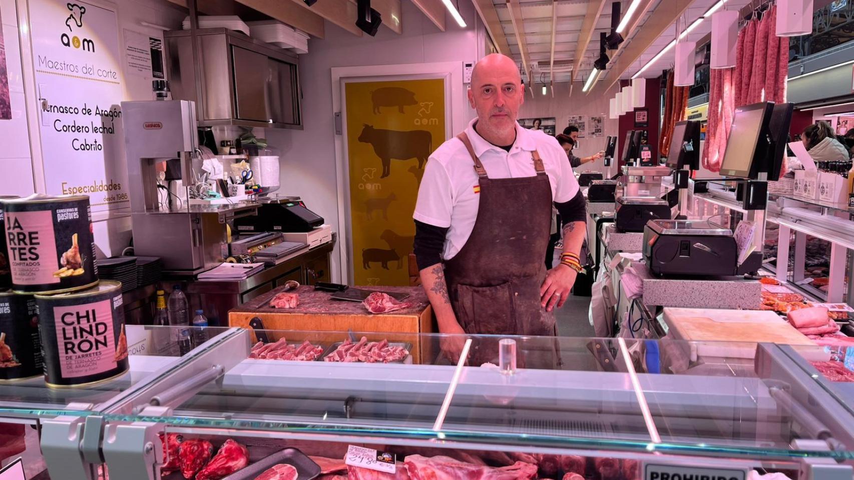 Antonio Langoyo, jefe de Carnicería Antonio Maestros del Corte, en el Mercado Central.