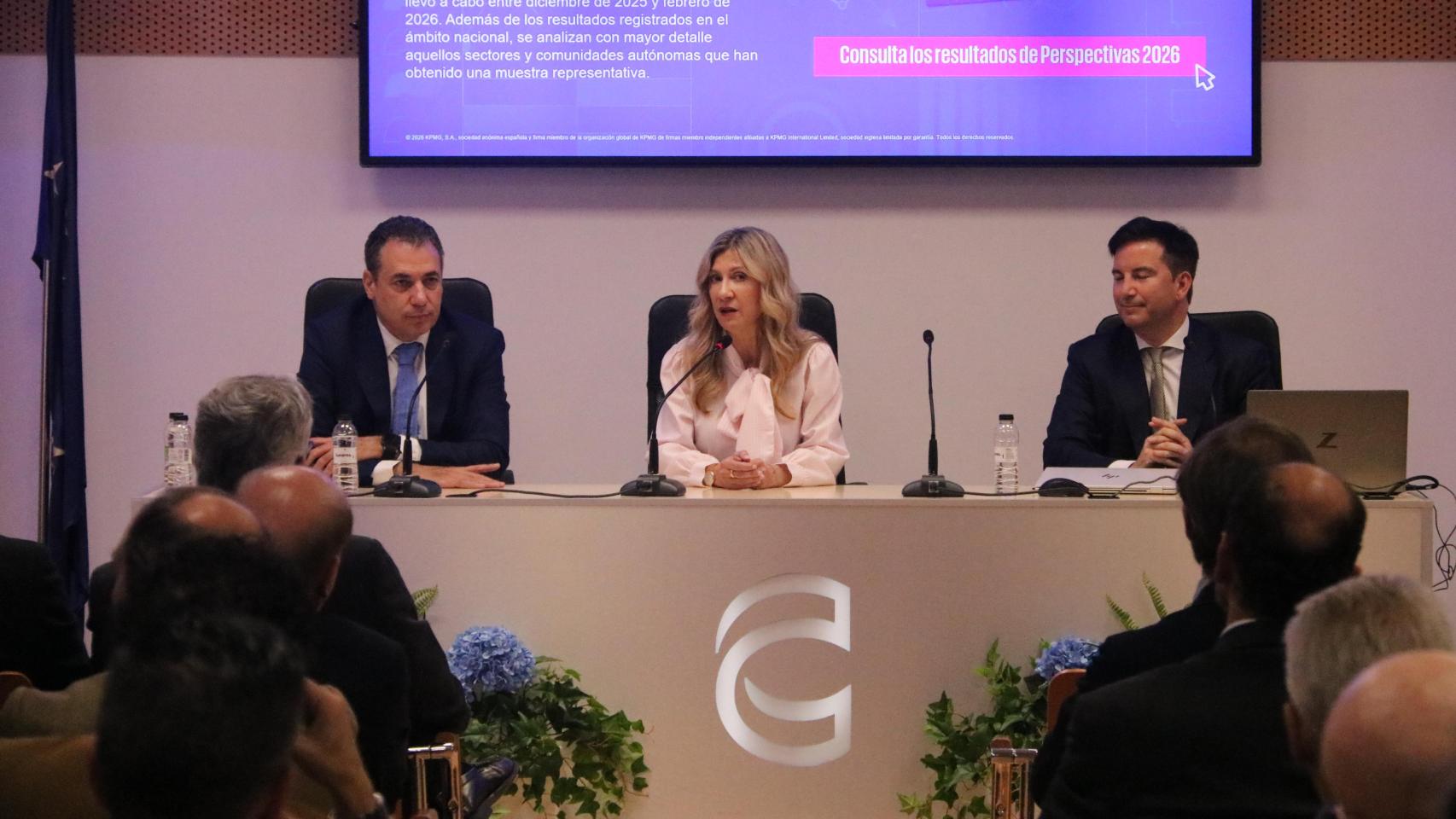 Benito Tesier (CEOE Aragón), Mar Vaquero (Gobierno de Aragón) y Samuel Lamola (KPMG)
