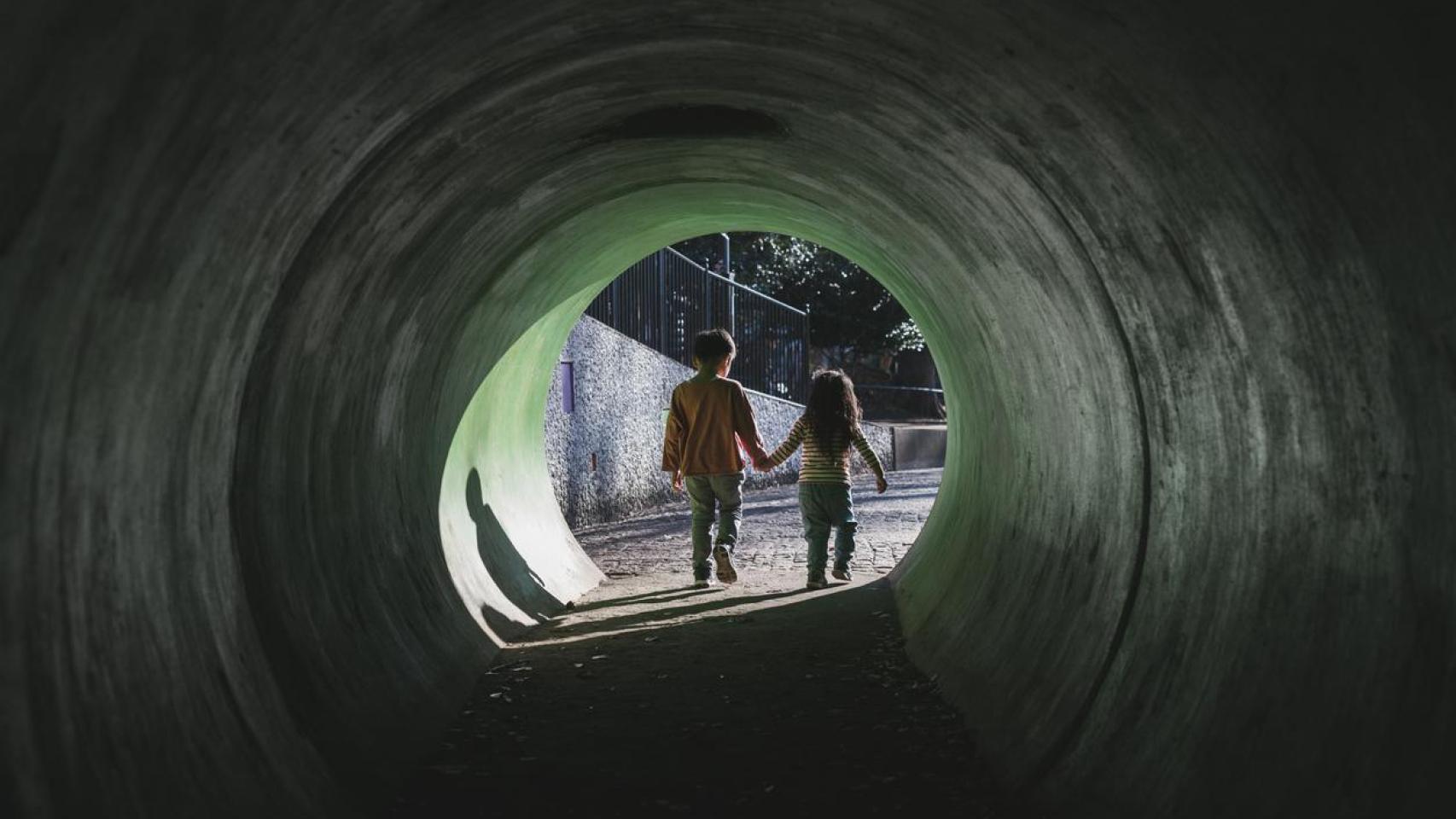 Silueta de dos niños.