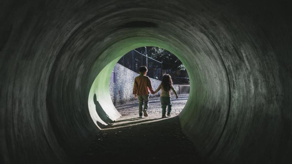 Silueta de dos niños.