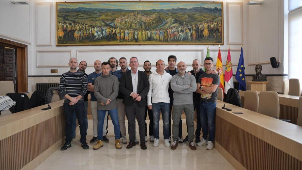 El presidente del CPEIS y vicepresidente de la Diputación de Toledo, Juan Carlos Sánchez, junto a los representantes sindicales de los bomberos.