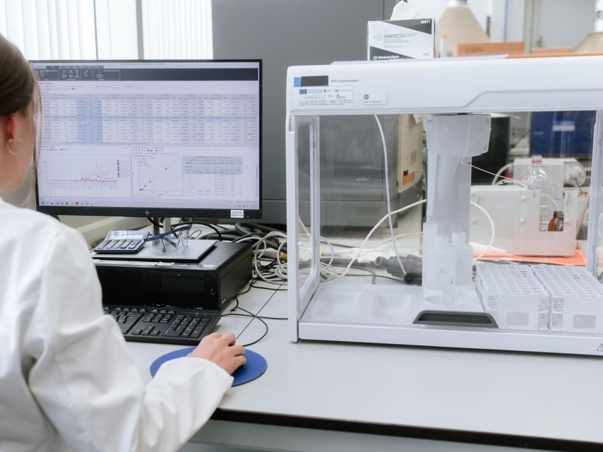 Una trabajadora de Cartif en el Laboratorio de Análisis y Ensayos