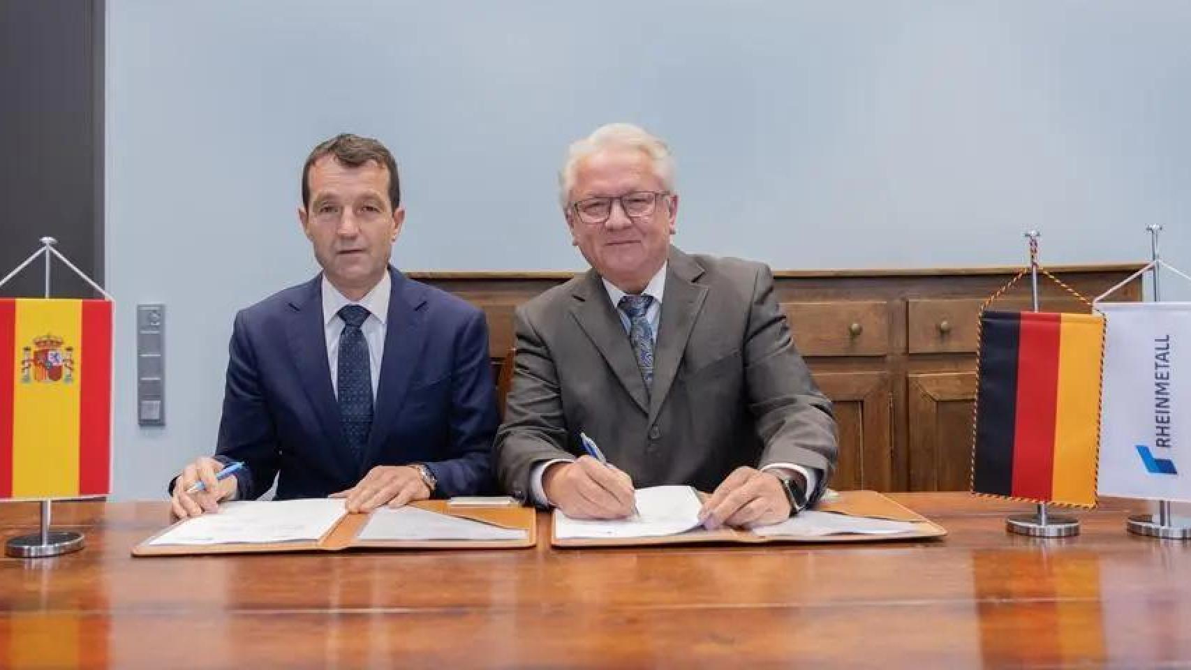 Presidente ejecutivo de Indra, Ángel Escribano (izq), junto a Armin Papperger, consejero delegado de Rheinmetall
