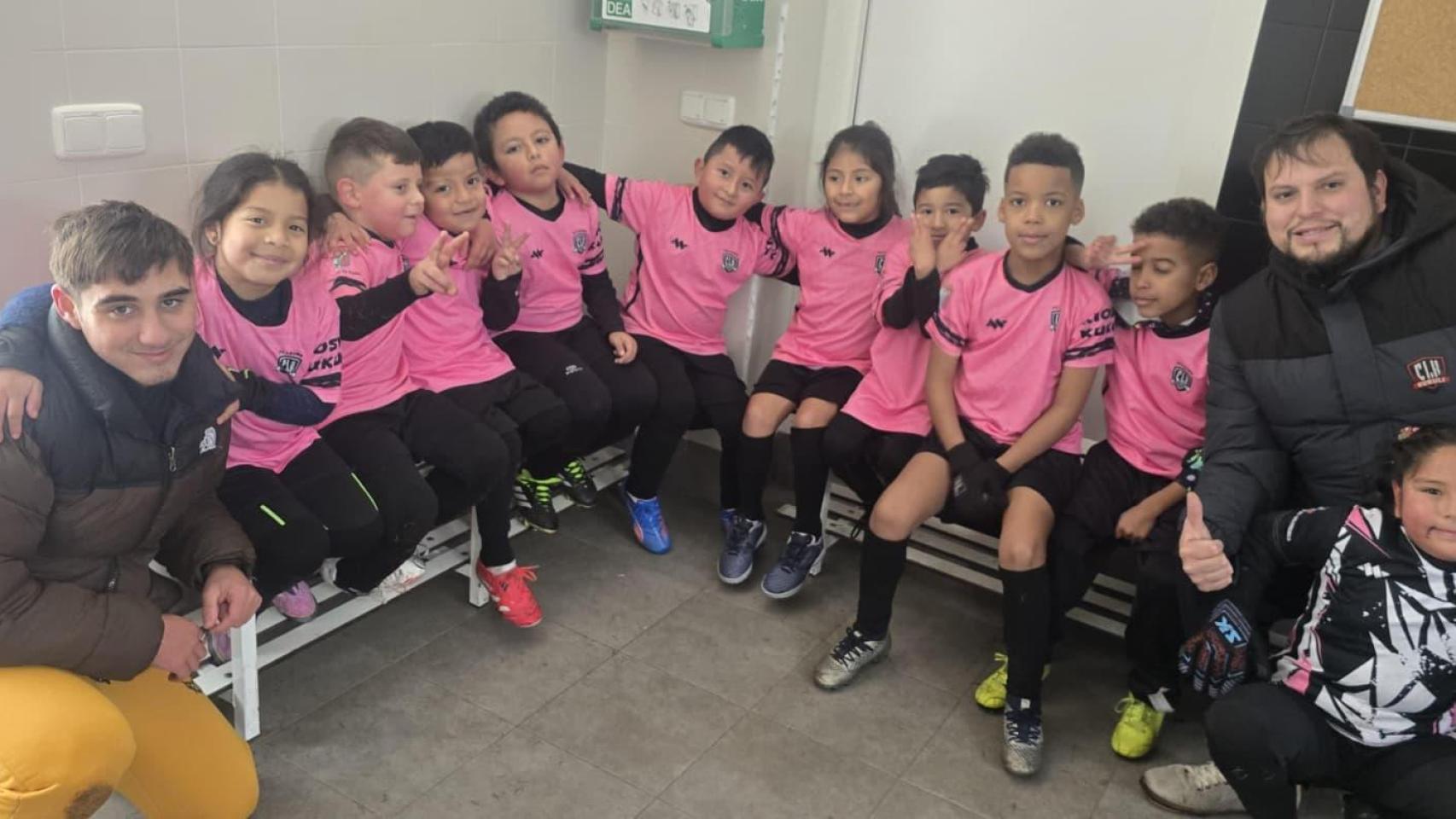 Fútbol Kukuli, el equipo prebenjamín junto a sus entrenadores