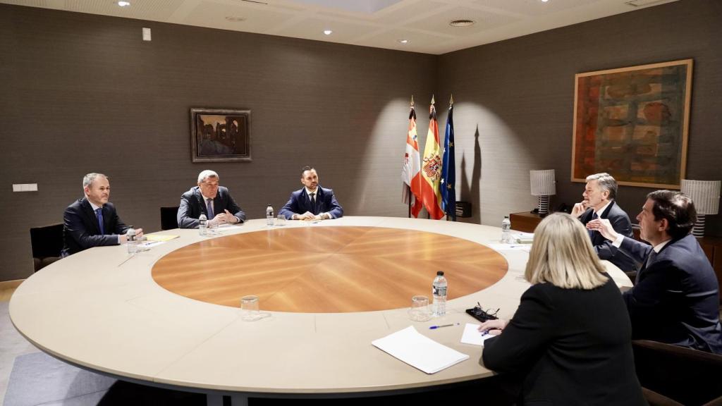 El presidente del Partido Popular, Alfonso Fernández Mañueco, se reúne con Pedro Pascual de Por Ávila, este jueves