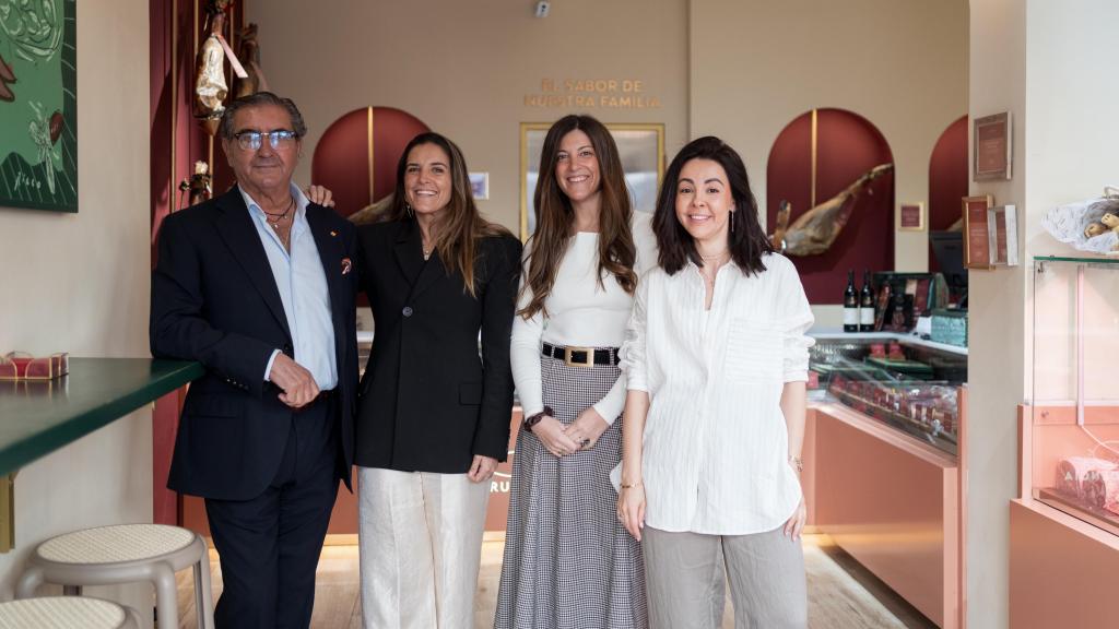 Felipe, Laura, Alicia y Sara Benito son los encargados de la nueva tienda La Prudencia de Madrid.