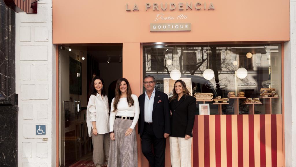 Sara, Alicia, Felipe y Laura Benito en la fachada de su tienda, en Goya.