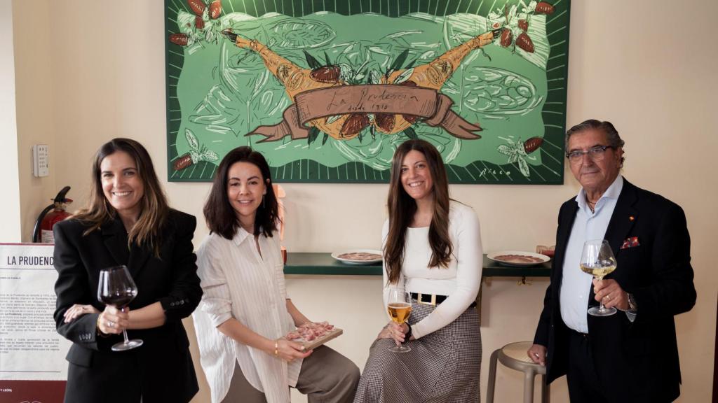 Los cuatro miembros de la familia Benito en la barra de La Prudencia Boutique.