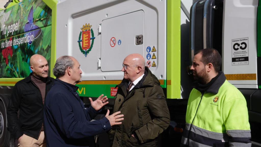 Jesús Julio Carnero y Alberto Cuadrado Toquero presentan el nuevo camión del servicio municipal de limpieza
