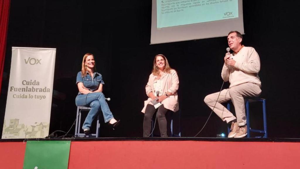 A la izquierda, Isabel Pérez Moñino, la candidata por Vox a la alcaldía de Fuenlabrada en la elecciones de mayo de 2023;  la derecha, Samuel Vázquez Álvarez, policía nacional y portavoz de Vox en asunto de Interior, Inmigración y Seguridad.