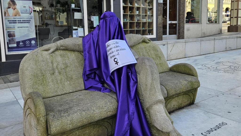 Estatua de la plaza del Humor de A Coruña cubierta en una acción feminista.