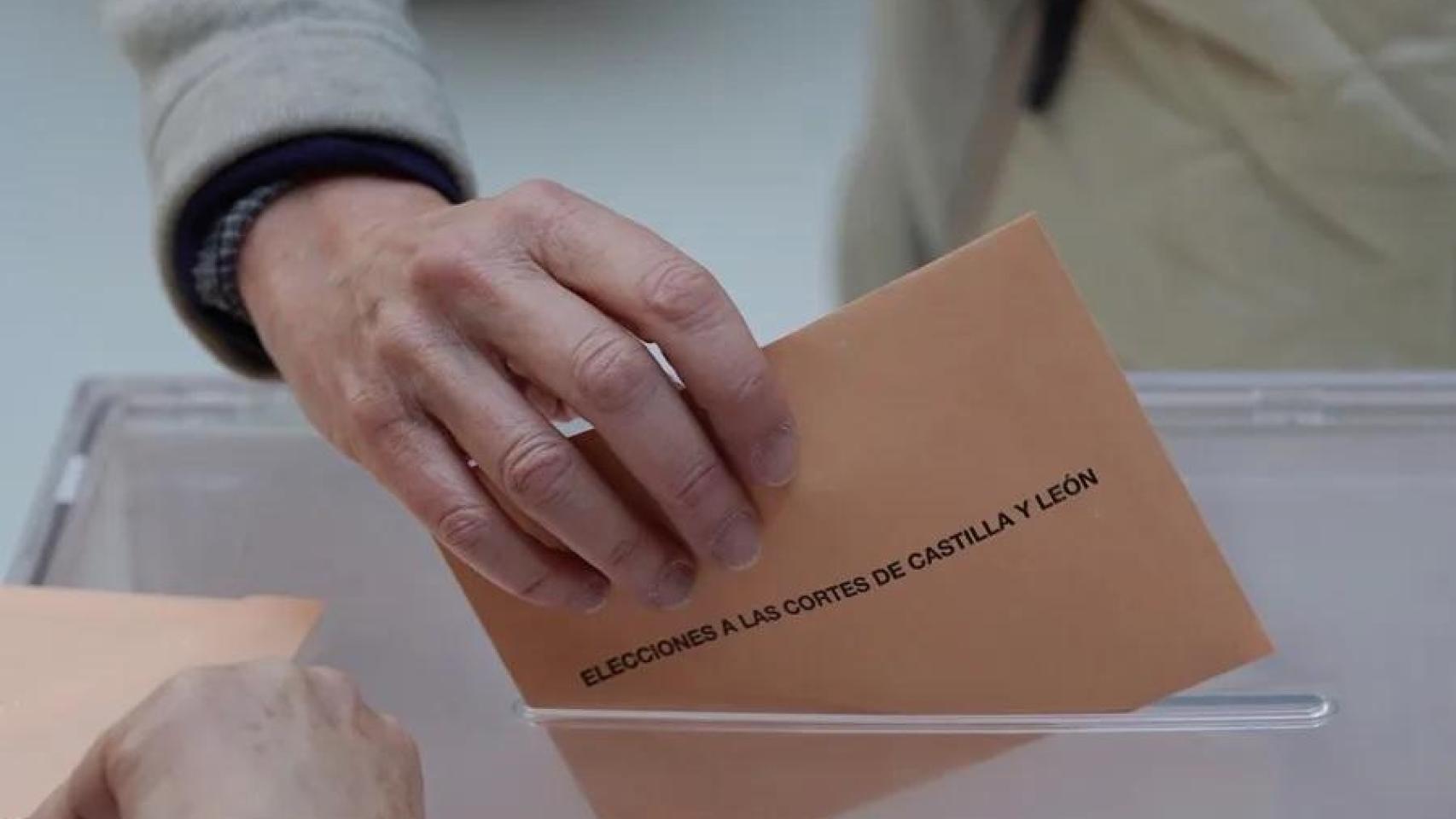 Una urna en las pasadas elecciones de Castilla y León.
