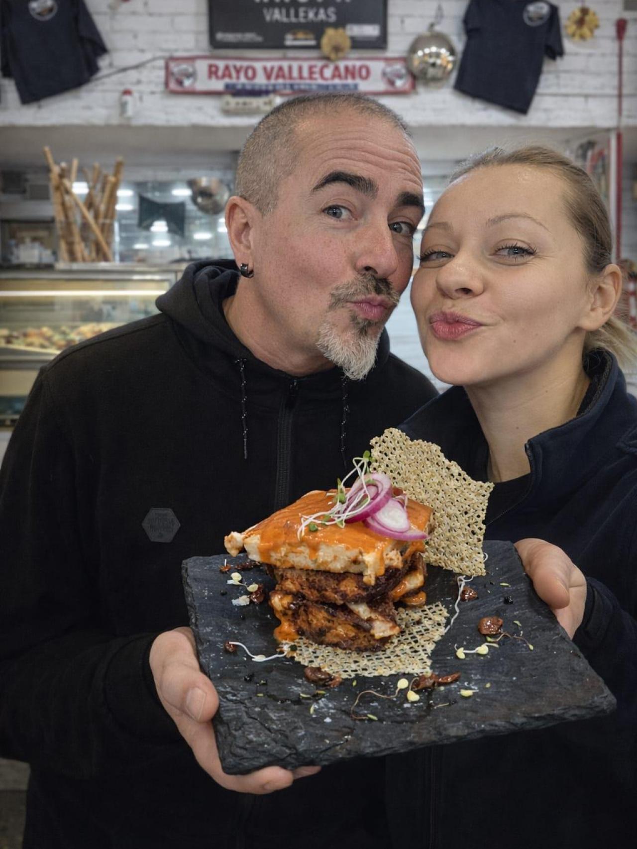 Los madrileños Chema de Isidro y Paula Beer en su puesto de mercado, La Raspa, en Vallecas.