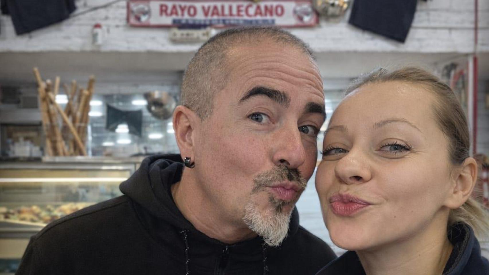 Los madrileños Chema de Isidro y Paula Beer en su puesto de mercado, La Raspa, en Vallecas.