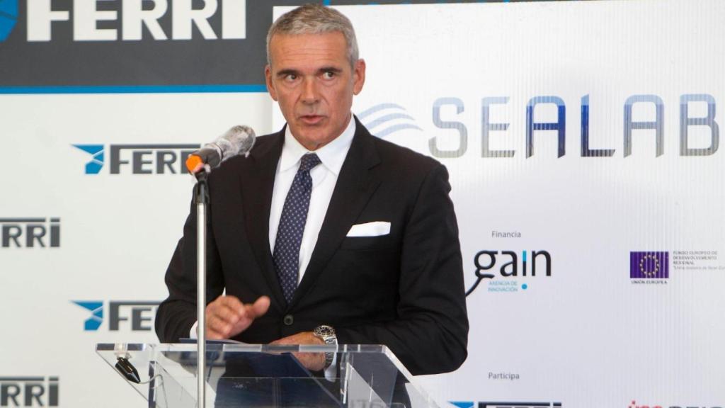 Fernández destaca que el novedoso sistema de reabastecimiento en la mar de la firma “es más simple, robusto y fiable, y mejora la disponibilidad operativa”, un factor determinante para las armadas.
