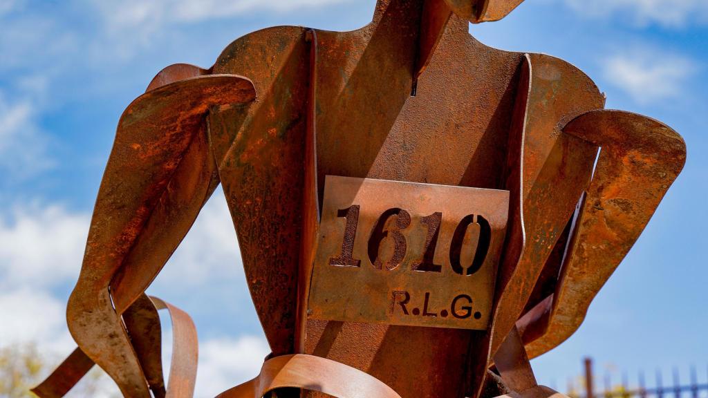 Plano detalle de la figura donde se observan las letras R.L.G.