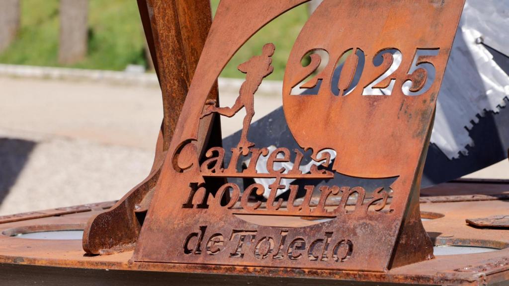 Logotipo de la Carrera Nocturna de Toledo en la escultura.