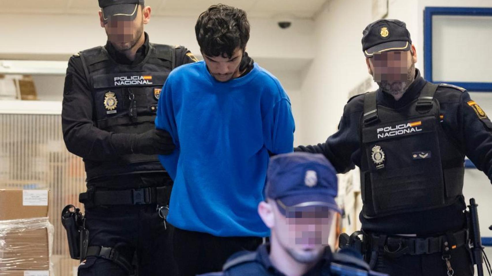 Abdu, este jueves, antes de ser trasladado por la Policía Nacional a la Ciudad de la Justicia de Murcia.