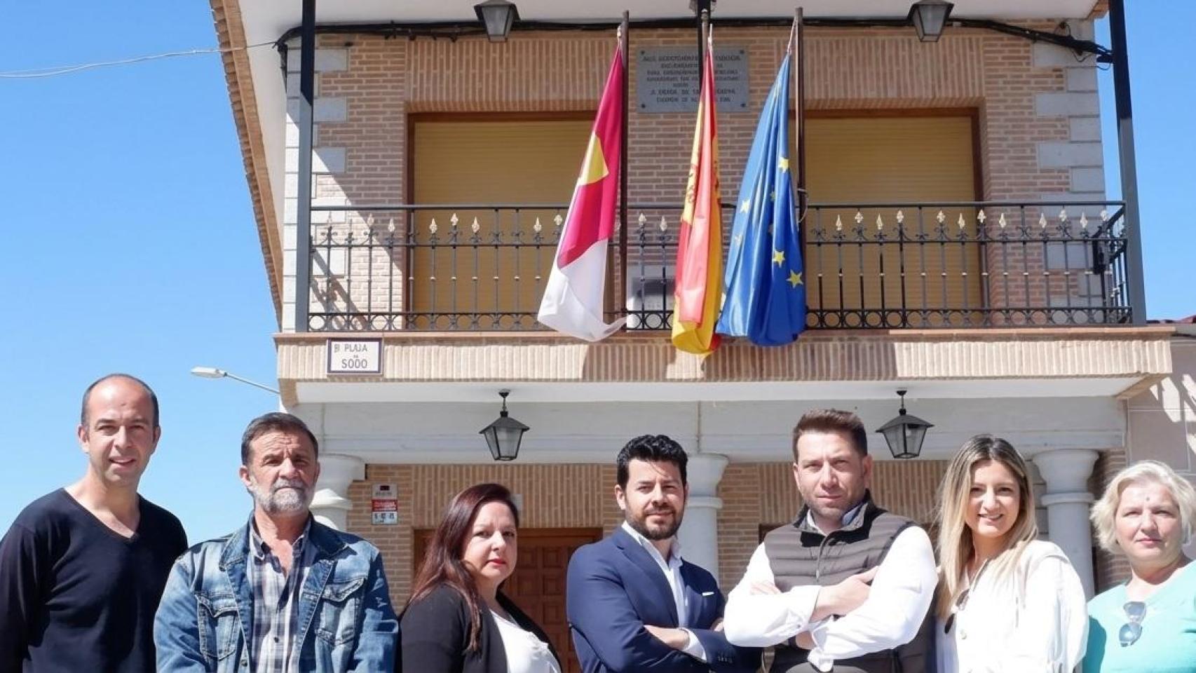 El alcalde Antonio Arco (PP), en el centro, junto a su candidatura de 2023.