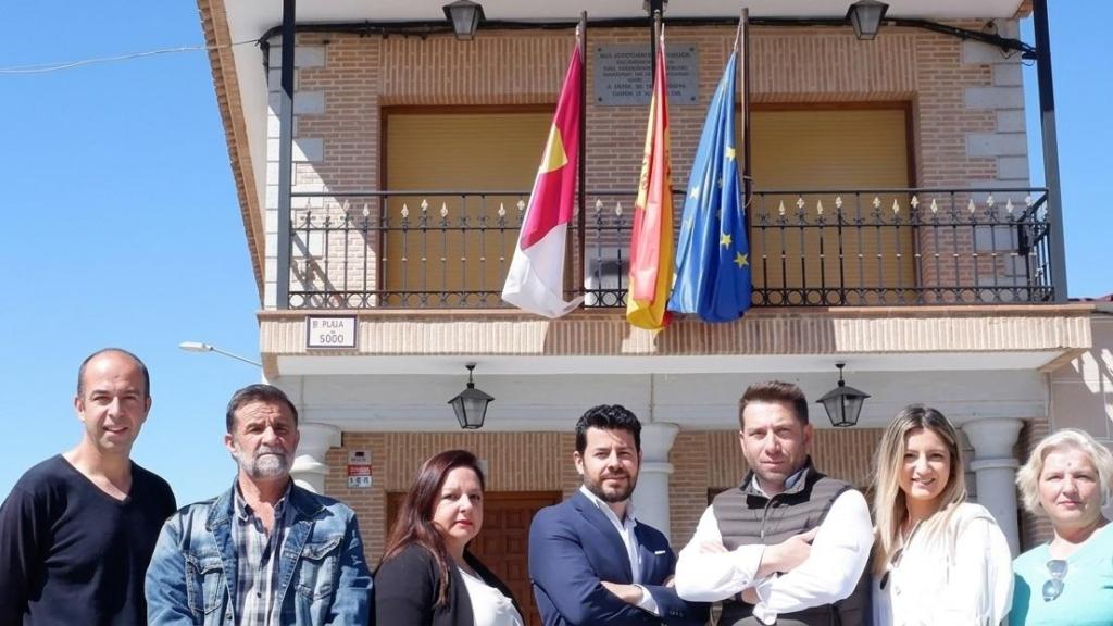 El alcalde Antonio Arco (PP), en el centro, junto a su candidatura de 2023.