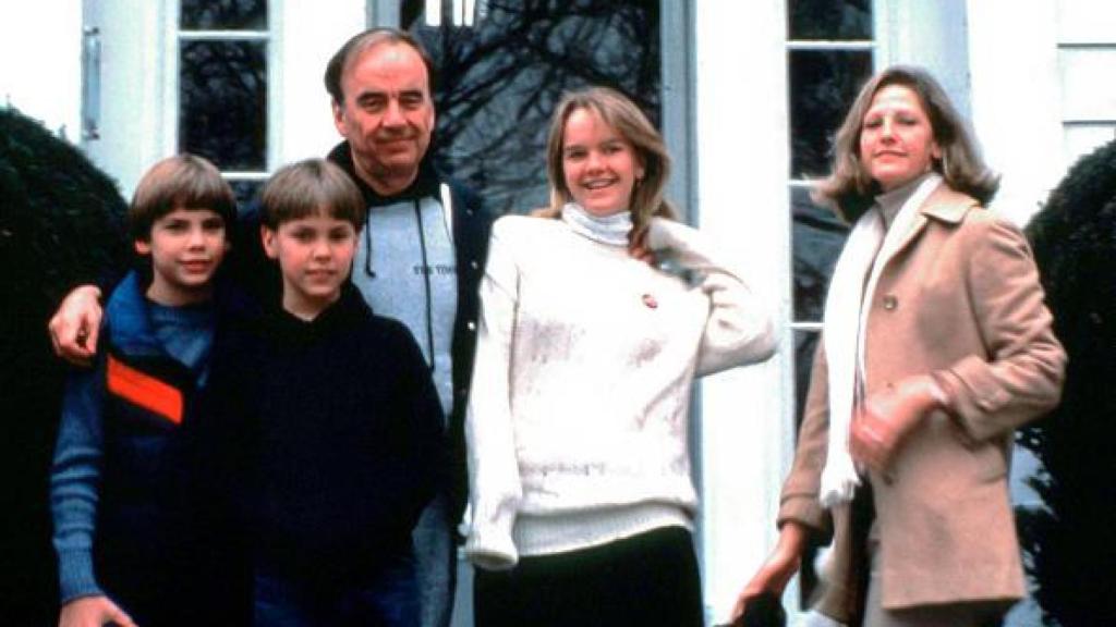 Rupert y Anna Murdoch con sus hijos Lachlan, James y Elisabeth.