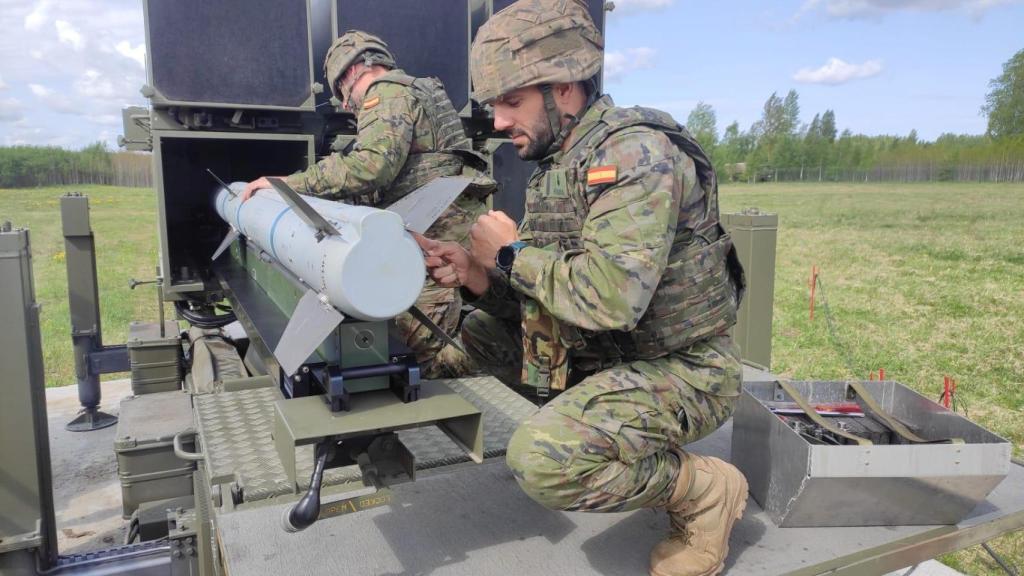 Carga de misil interceptor en la batería NASAMS 2 por parte de militares españoles en Estonia