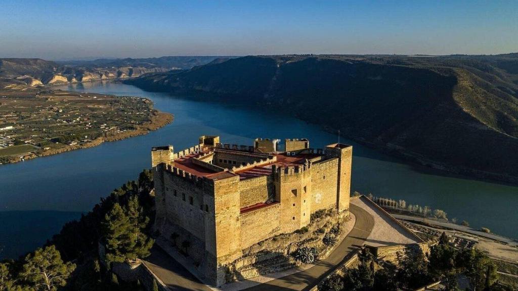 El Castillo de Mequinenza, ubicado en la confluencia de los ríos Ebro, Segre y Cinca