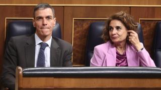 La vicepresidenta primera y ministra de Hacienda, María Jesús Montero, y el presidente del Gobierno, Pedro Sánchez, durante una sesión plenaria, en el Congreso de los Diputados