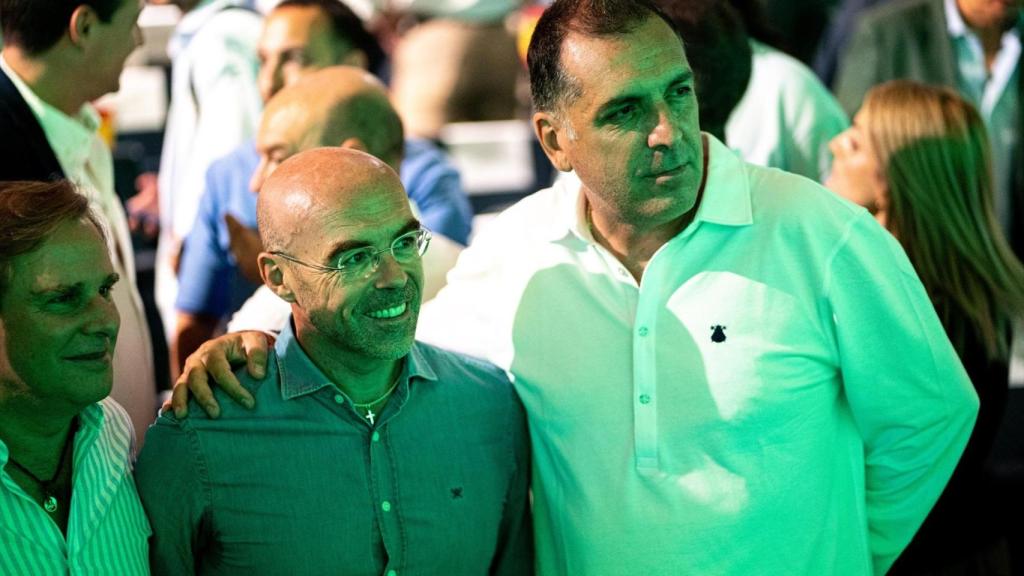 El eurodiputado de Vox Jorge Buxadé (c) y el portavoz nacional de Inmigración, Asuntos de Interior y Seguridad de Vox, Samuel Vázquez (d), durante la presentación del programa económico y de vivienda de Vox.
