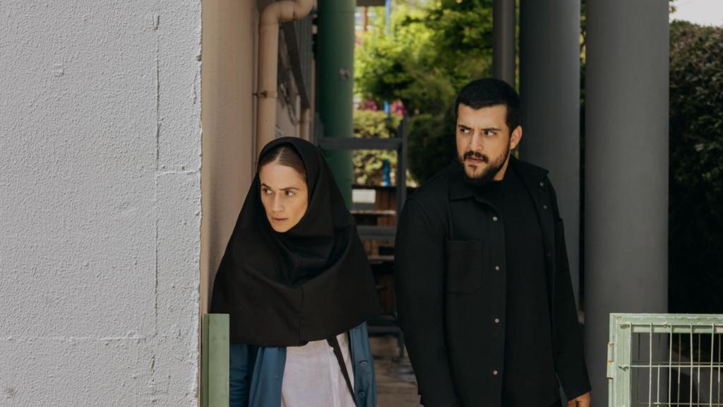 Niv Sultan y Phoenix Raei en 'Teherán'. Foto: Apple TV