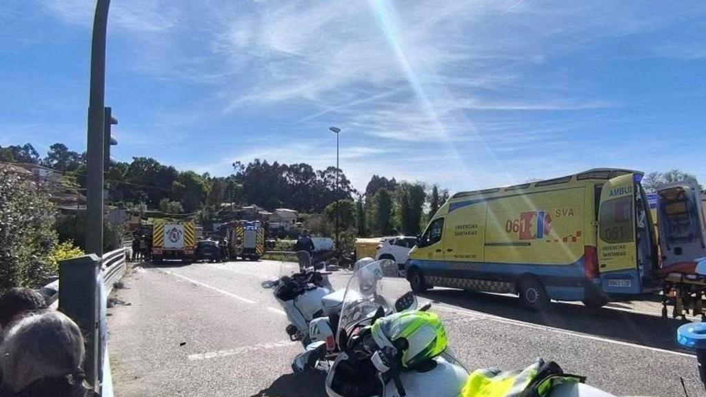 Un accidente entre un camión de bomberos y dos coches deja dos heridos en Vigo