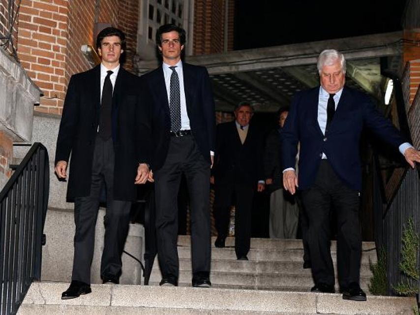 El duque de Alba junto a sus hijos, Carlos y Fernando.