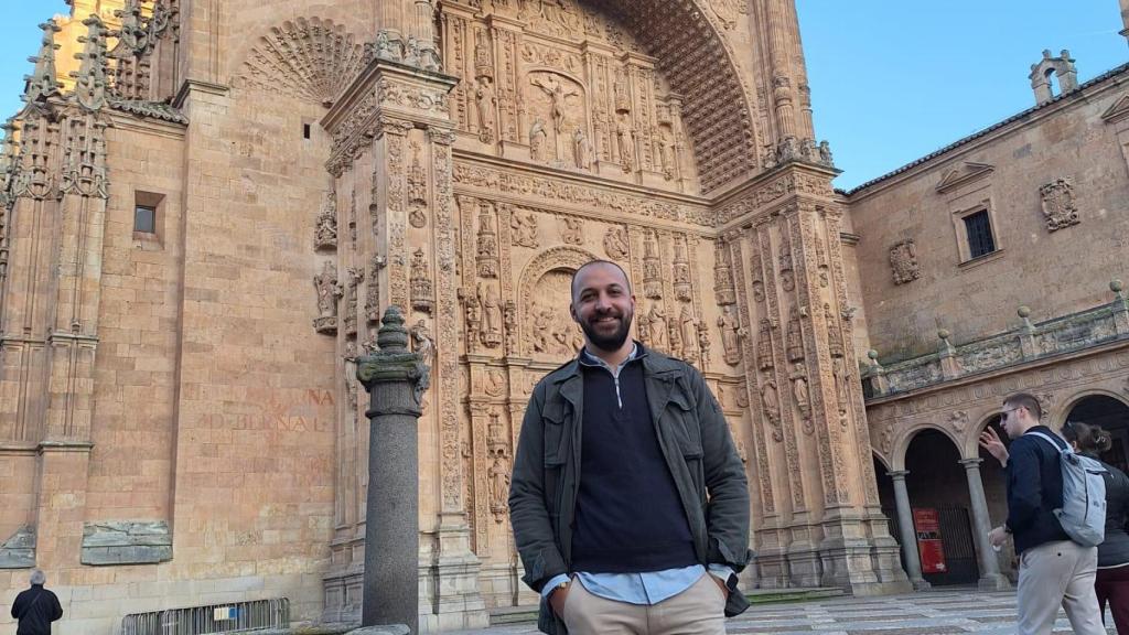 Alejandro Sánchez Rubio frente a la puerta de la Iglesia de San Esteban, donde aguarda Jesús de la Redención su salida del Sábado Santo.