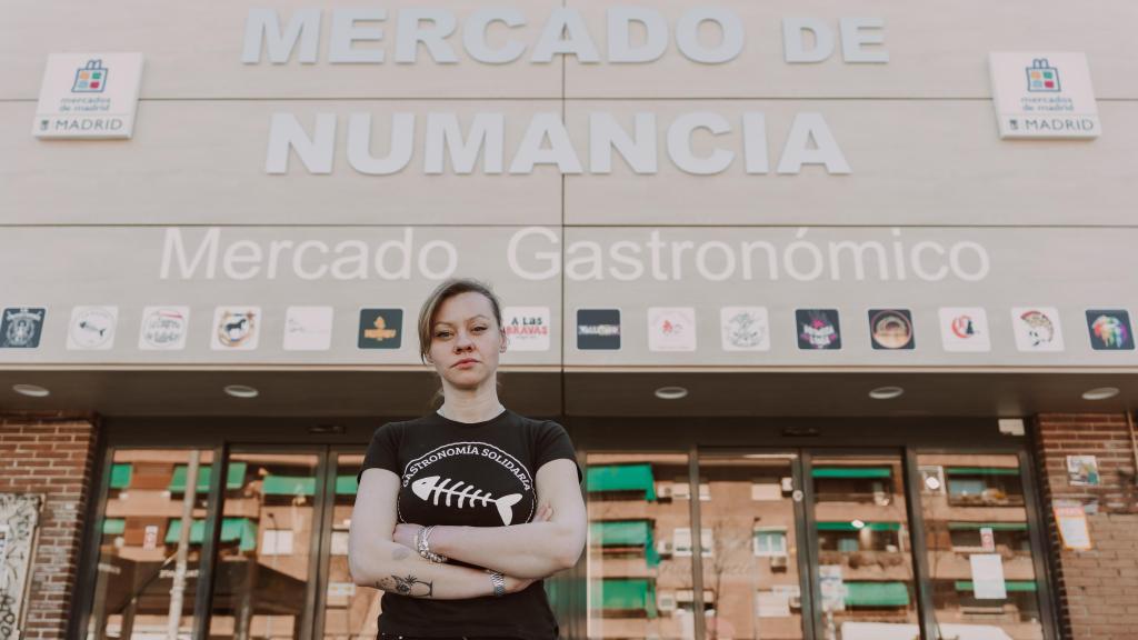 La repostera en la entrada del Mercado de Numancia, donde tiene La Raspa VK junto a Chema.