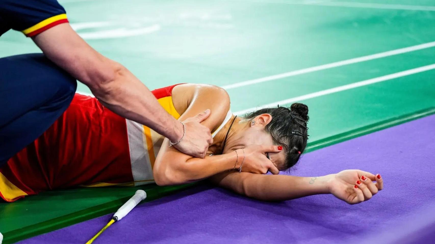 Carolina Marín siendo atendida en la pista tras su lesión en los JJOO de París.