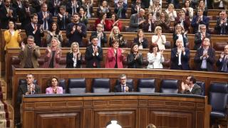 Los diputados socialistas aprueban tras la votación del decreto.