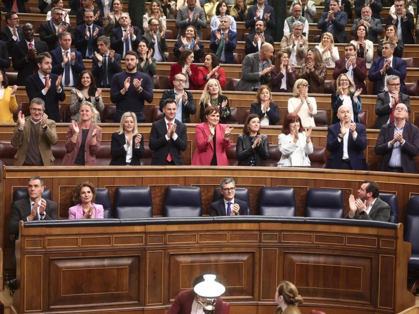 Diputados socialistas aplauden en el Congreso.